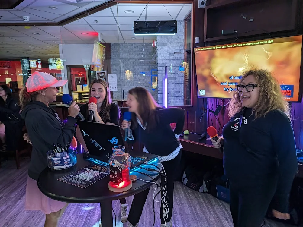 Four guests singing together at Coach’s Corner of Willow Springs